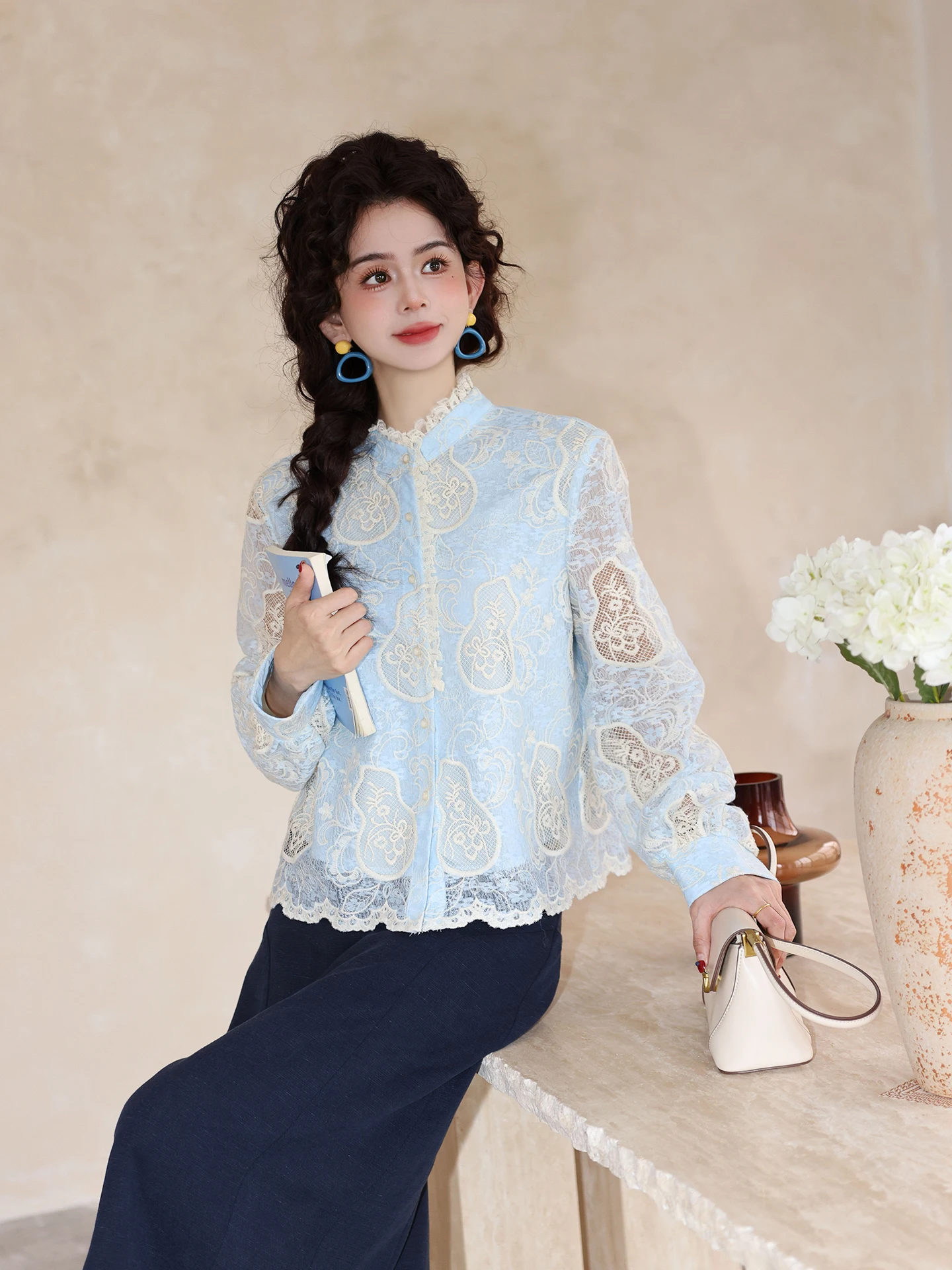 

Ele Lace irt Women's Long Sve Hollow Design round Ne Blue Top Chend Vintage Sle Embroidered Straight Cut irt