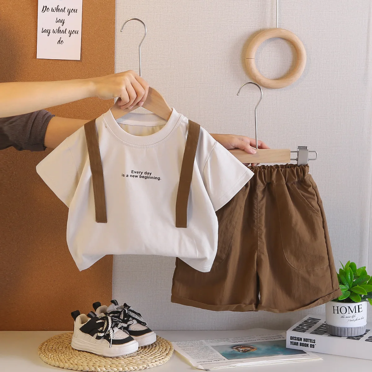 

Детский летний комплект из 2 предметов для мальчиков 2026: футболка с имитацией подтяжек и принтом, шорты на резинке, повседневный набор одежды для малышей 1-5 лет