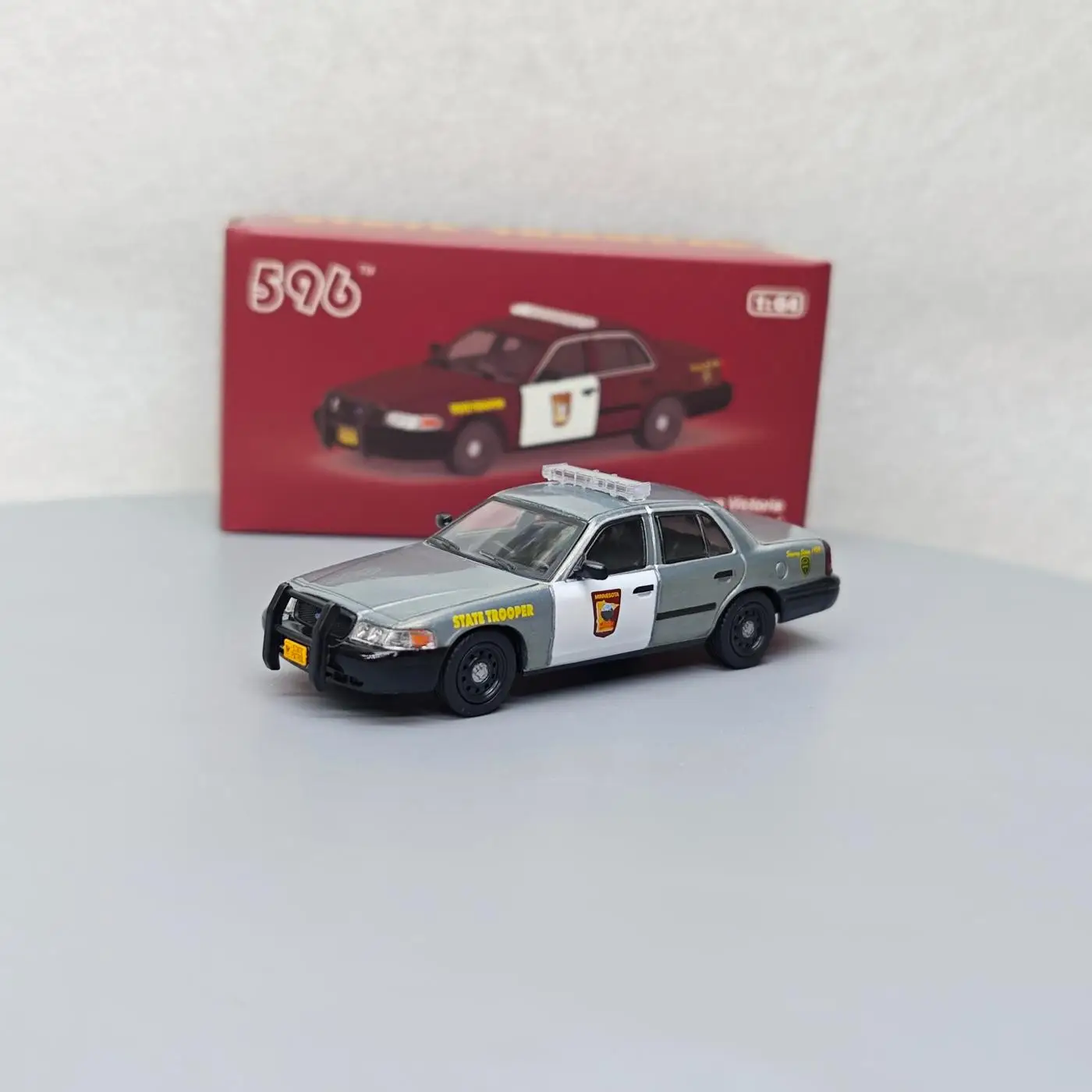 

596 1:64 Ford Crown Victoria Minnesota Patrol Police Car Simulation Diecast Car Metal Alloy Model Car Toys Gift Collection