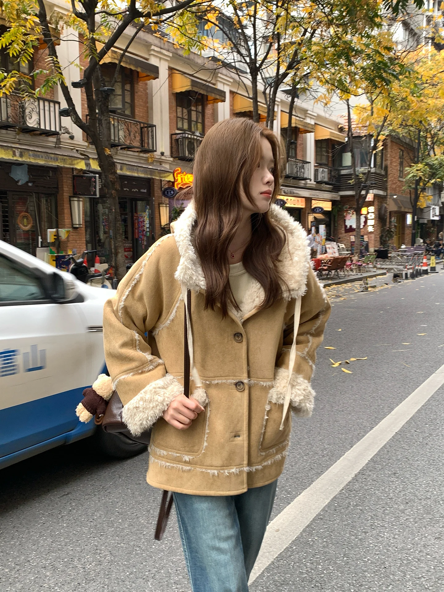 

Зимнее женское пальто OONA из замши с утолщенным мехом ягненка, со встроенной кожаной и меховой отделкой, короткая верхняя одежда в университетском стиле