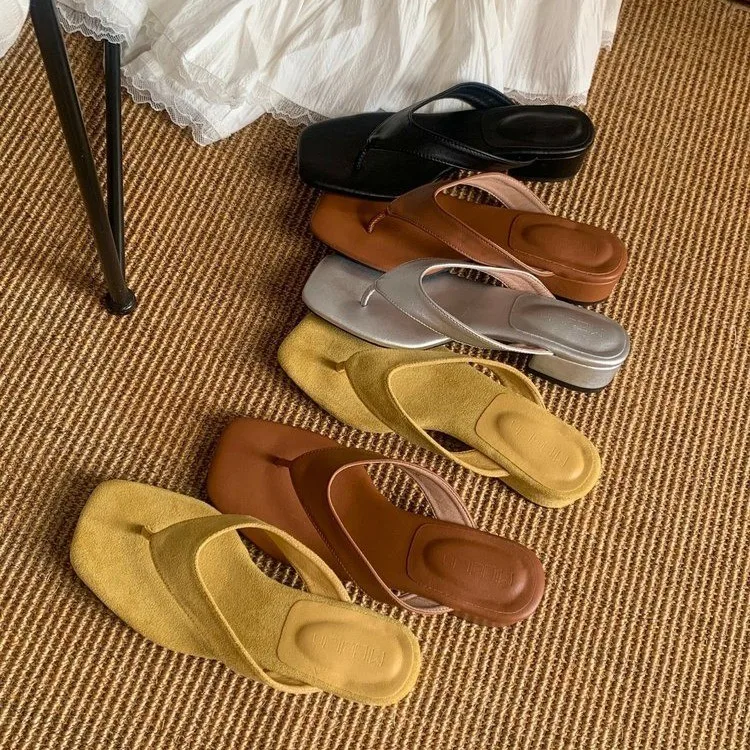

2026 Summer New Women's Solid Color Casual Hot-selling Flip-flops Comfortable Low-heeled Non-slip Dress Street Style Flip-flops.