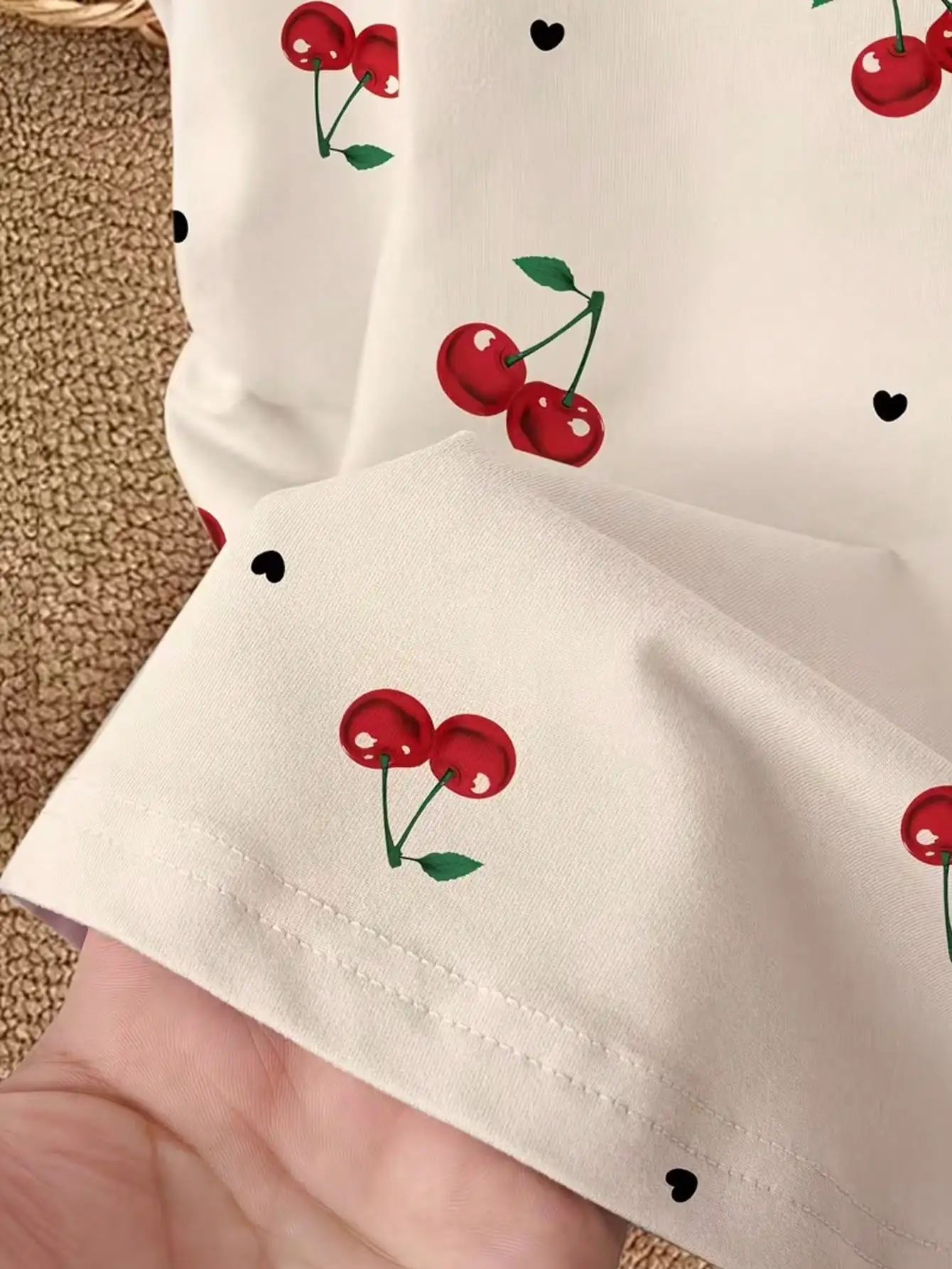 Kinder-Kleidungsset mit Kirschmuster, Rundhals-Kurzarm-T-Shirt mit Shorts mit elastischem Bund – süßes Kinder-Outfit – Detail 6