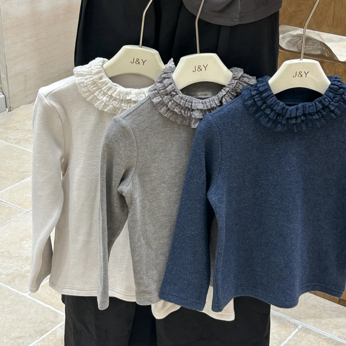 

2025 Autumn Winter Girls' New Foreign-style Sweet Knitted Solid-color Top Design Sense Lace Polished Thickened Bottoming Shirt