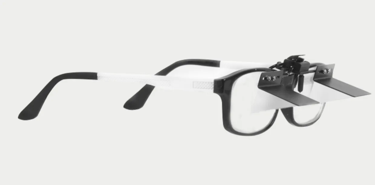 レイジーグラス、クリップオンタイプ、外部装着型近視、老眼、横になってテレビを見ている、携帯電話のアーティファクト