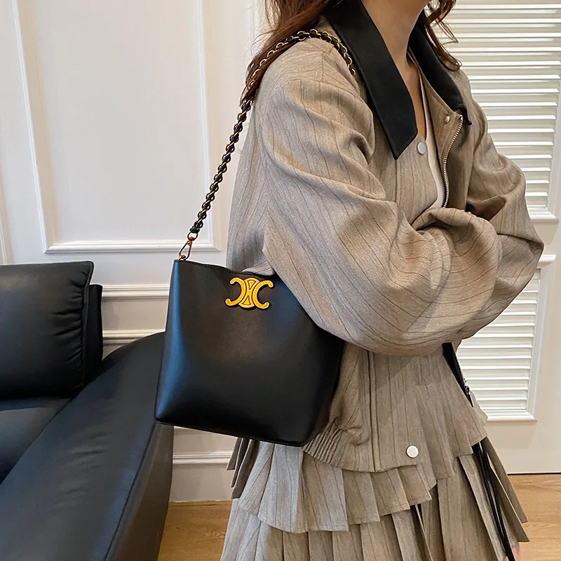 2025 جديد! حقيبة دلو فاخرة من جلد البقر - حقيبة كتف مائلة محمولة بتصميم إبزيم أنيق