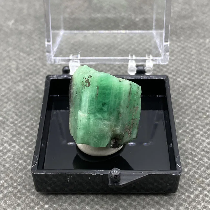 100% Natural green emerald mineral gem-grade crystal specimens stones and crystals quartz crystals +Box 3.5cm