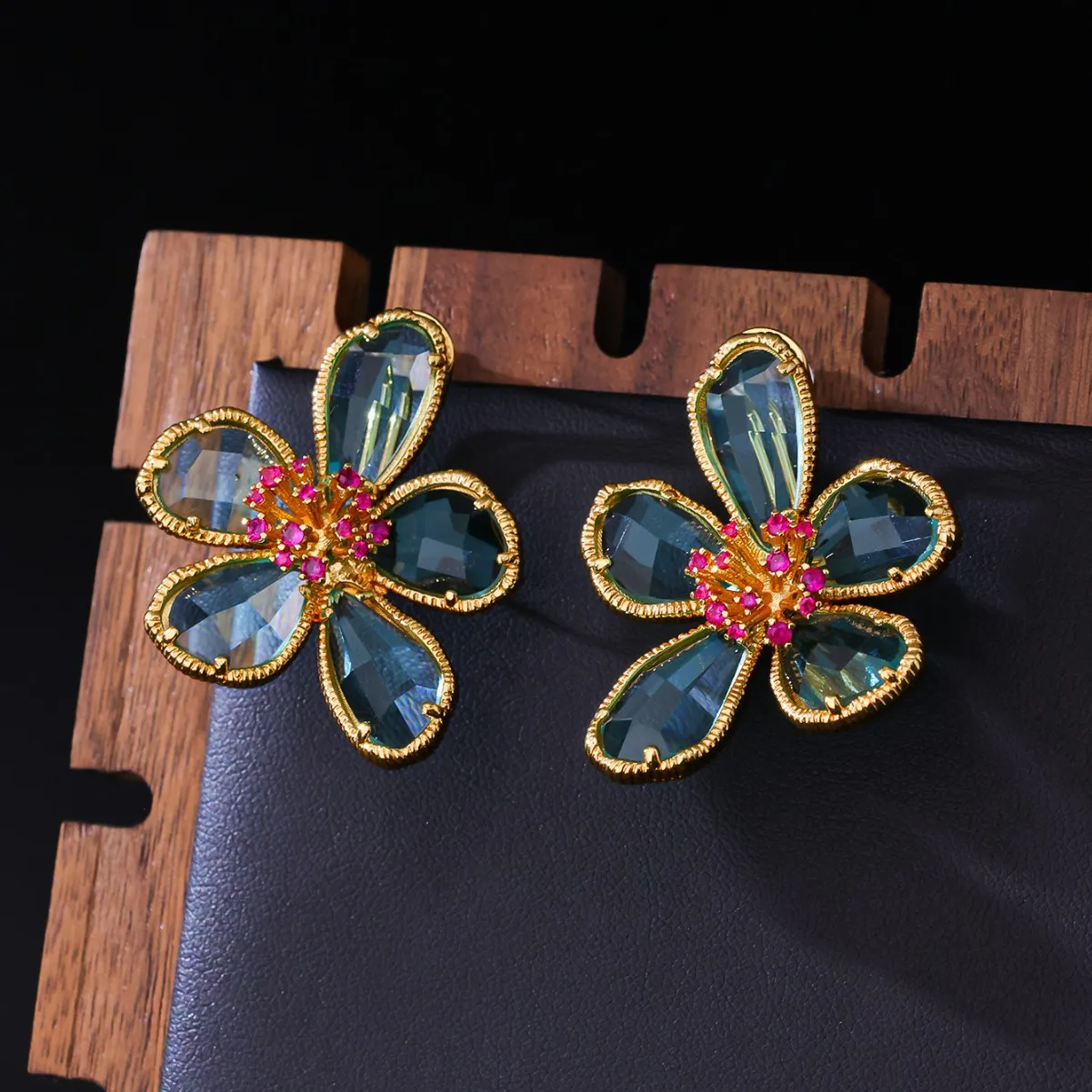 

Bohemia Style High-transparent Faceted Flower Stud Earrings Retro Vintage Light Luxury Versatile Flower Seaside Holiday Earrings