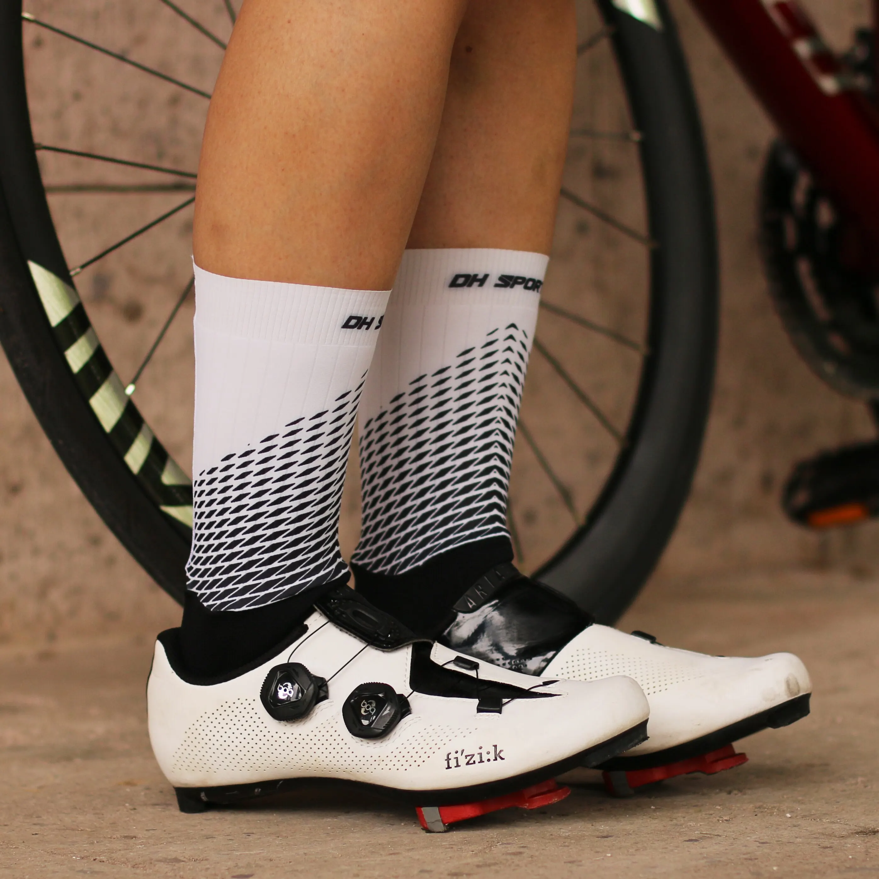 DH SPORTS Digital Printed Silicone Anti-slip Breathable Moisture Absorption Speed Dry Cycling Socks