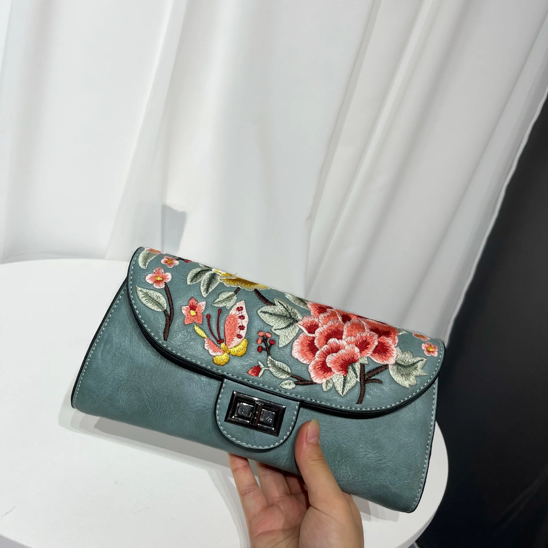 

Retro Ethnic Embroidered Single Shoulder Bag Women's Crossbody Love Flower Casual Commuter Artistic Style Bag