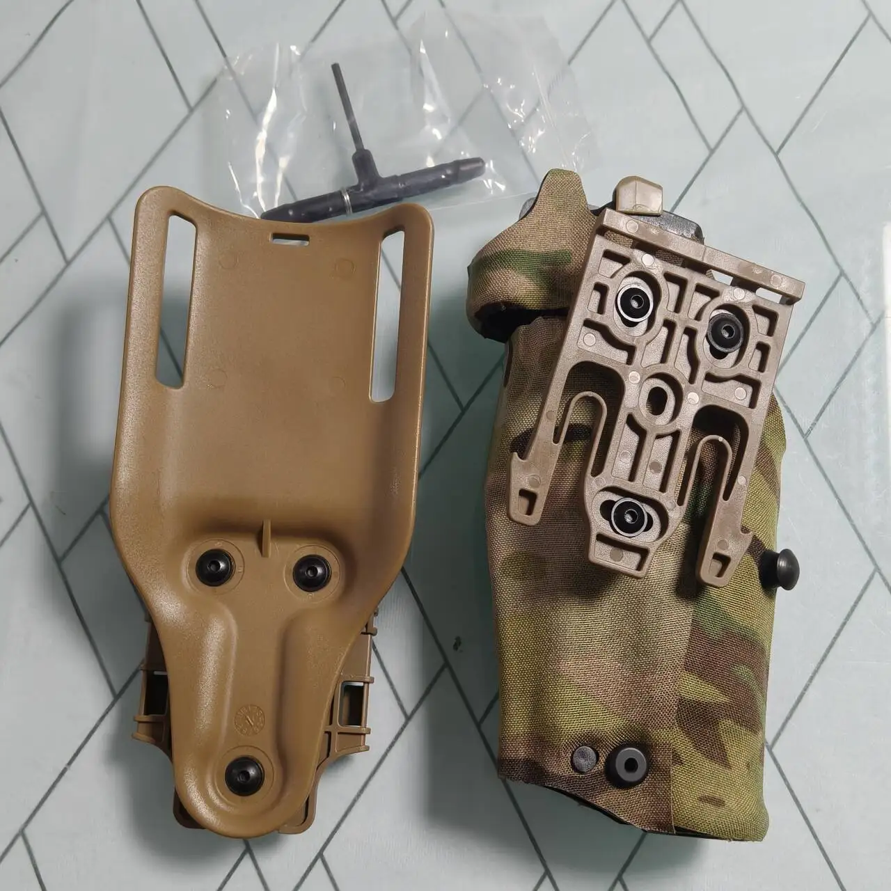 Funda táctica liberación rápida para Glock 17 con linterna X300 - imagen 2