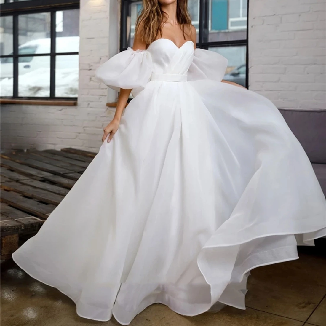 

New Arrival Bubble Sleeves Wedding Dress with Sweetheart Neckline and Organza Floor-Length Skirt