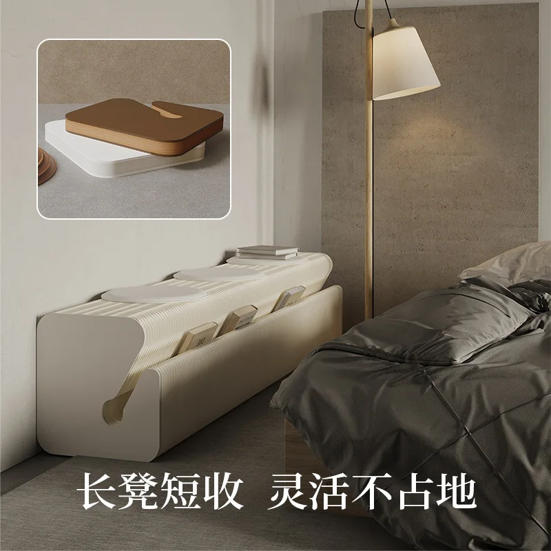 O banco no final da cama pode ser dobrado, prático e conveniente