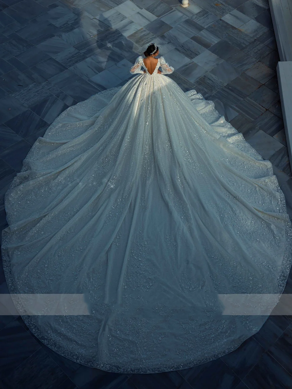 ชุดแต่งงานทรงบอลกาวน์แขนพองประดับมุกและเลื่อมปักลายลูกไม้แบบสั่งตัดพิเศษจาก Flavinke พร้อมชายกระโปรงยาวแบบราชวงศ์