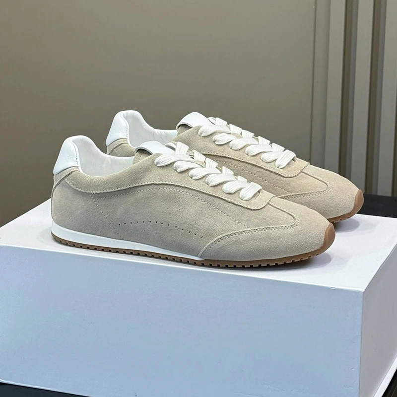 أحذية نسائية كاجوال من الجلد الطبيعي من جلد الغزال أحذية رياضية للرجال برباط للمشي أحذية بيضاء مصممة أحذية نسائية