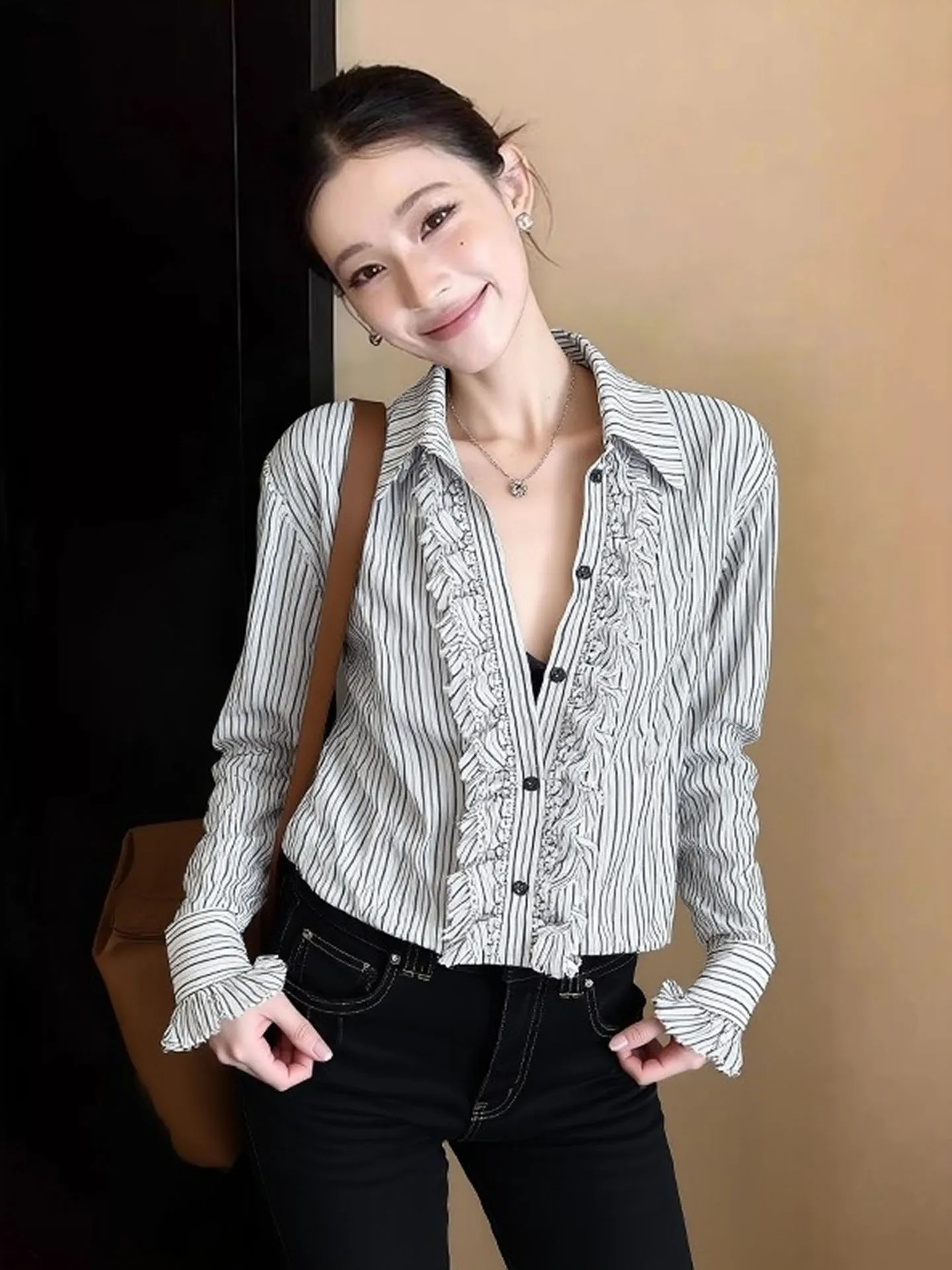 

Женская белая полосатая рубашка с длинным рукавом и отложным воротником, повседневный приталенный топ для офиса, весна 2026, новинка