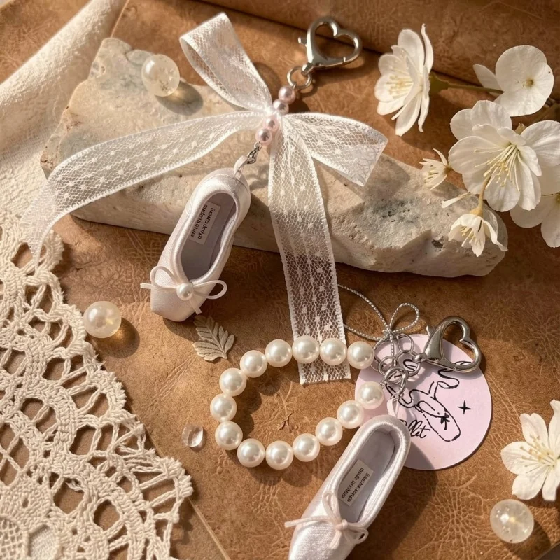 Süßer Nischen-Ins-Stil: Koreanisches Mädchen-Motiv mit rosa Schleife, französischer Perle, Ballettschuhen – Handy-Anhänger und Schlüsselanhänger
