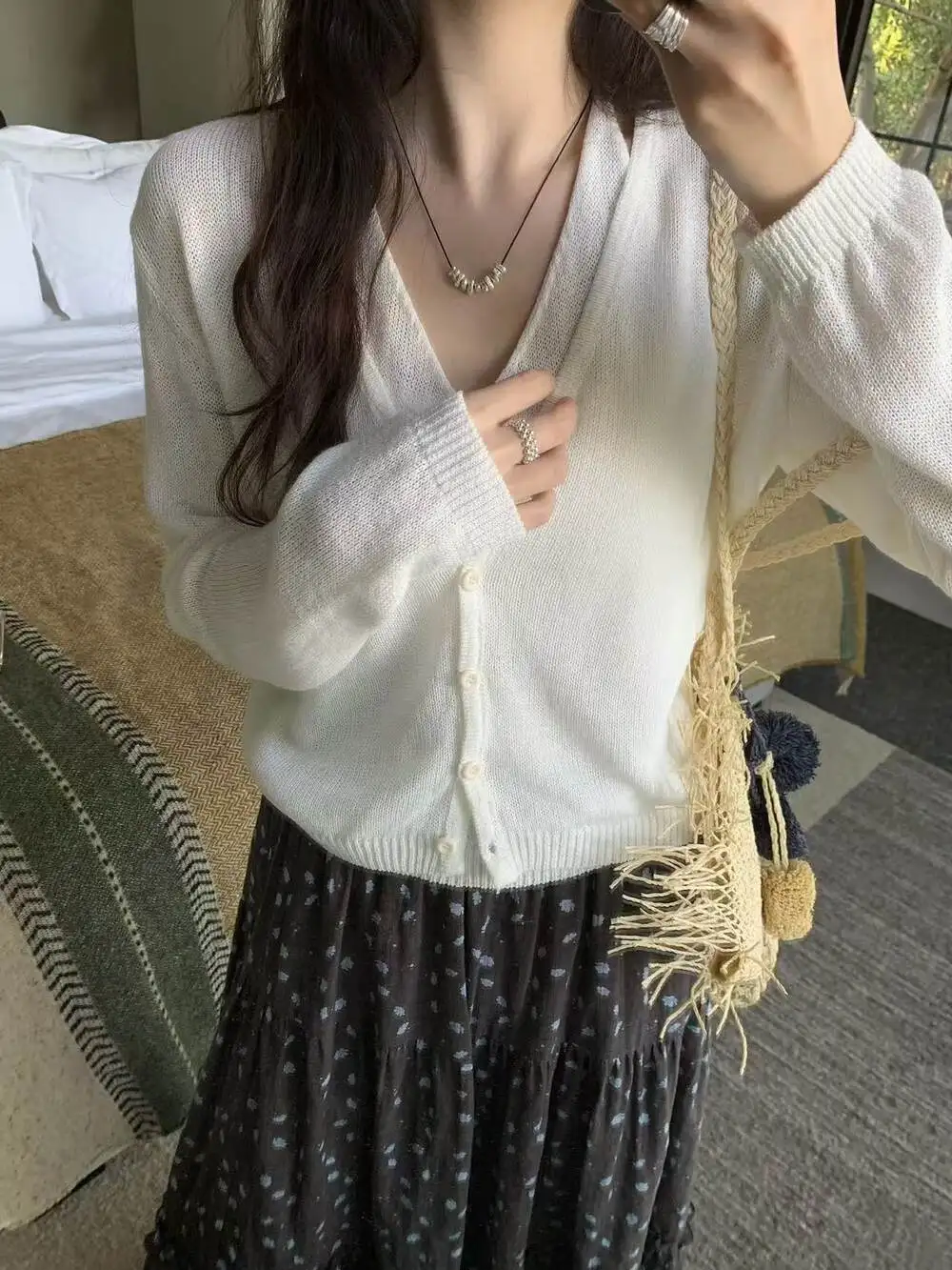 

Lilian Early Spring Faionable Knitted Sweater Women's Hanging Ne Design Apparels Soft V-ne ort Sve Long Sve