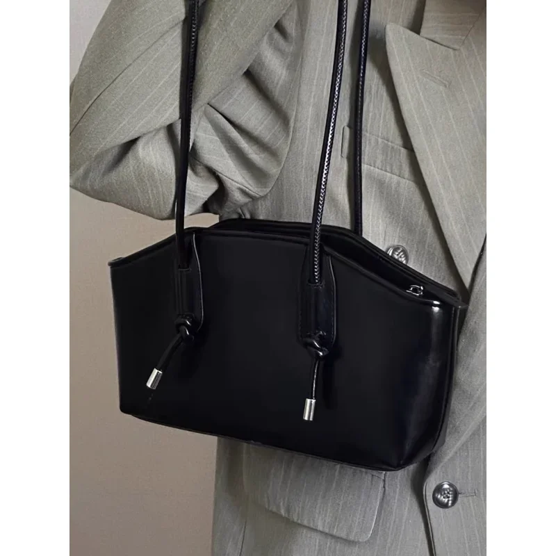 2024 Women\'s Small Square Bags Fashion Shoulder Bags Advanced Black New Small Square Bags Commuter Leisure Outdoor Axillary Bags