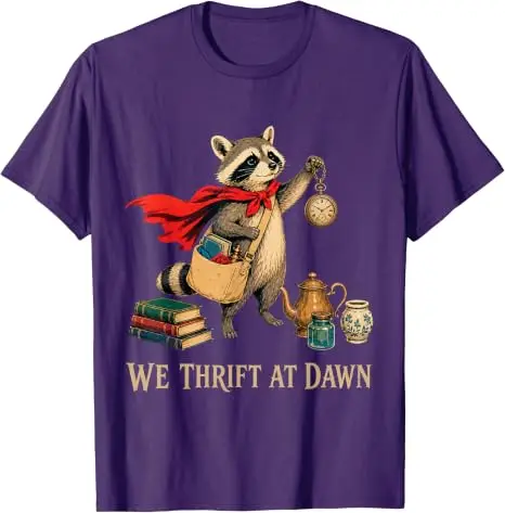 We Thrift At Dawn Thrifting Lover Mittelalterliches Waschbär-T-Shirt Y2k Antik-Sammler Schatzsucher Grafik-Bekleidung Vintage-T-Shirt – Detail 16