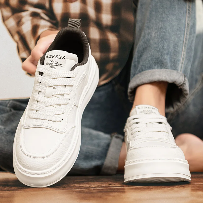 2025 Nuevas zapatillas blancas de otoño para hombre: zapatos casuales transpirables, estilo de pareja, de moda y más vendidos