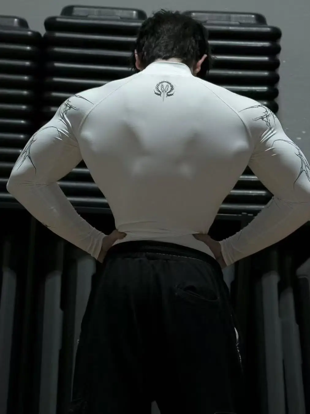 ملابس رجالية جديدة عالية الرقبة مطبوعة ضيقة لتدريب اللياقة البدنية ملابس التجفيف السريع مرنة وقابلة للتنفس لممارسة الرياضة