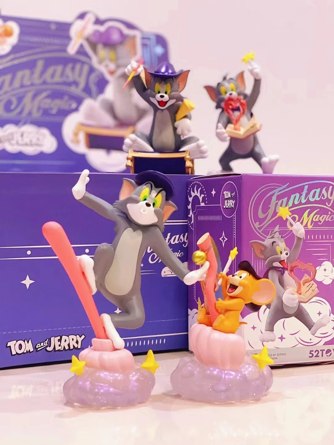 Tom y Jerry Fantasy Magic Series, escoba mágica arcoíris, colección de decoración de escritorio, modelo de juguete, regalos de cumpleaños para niños