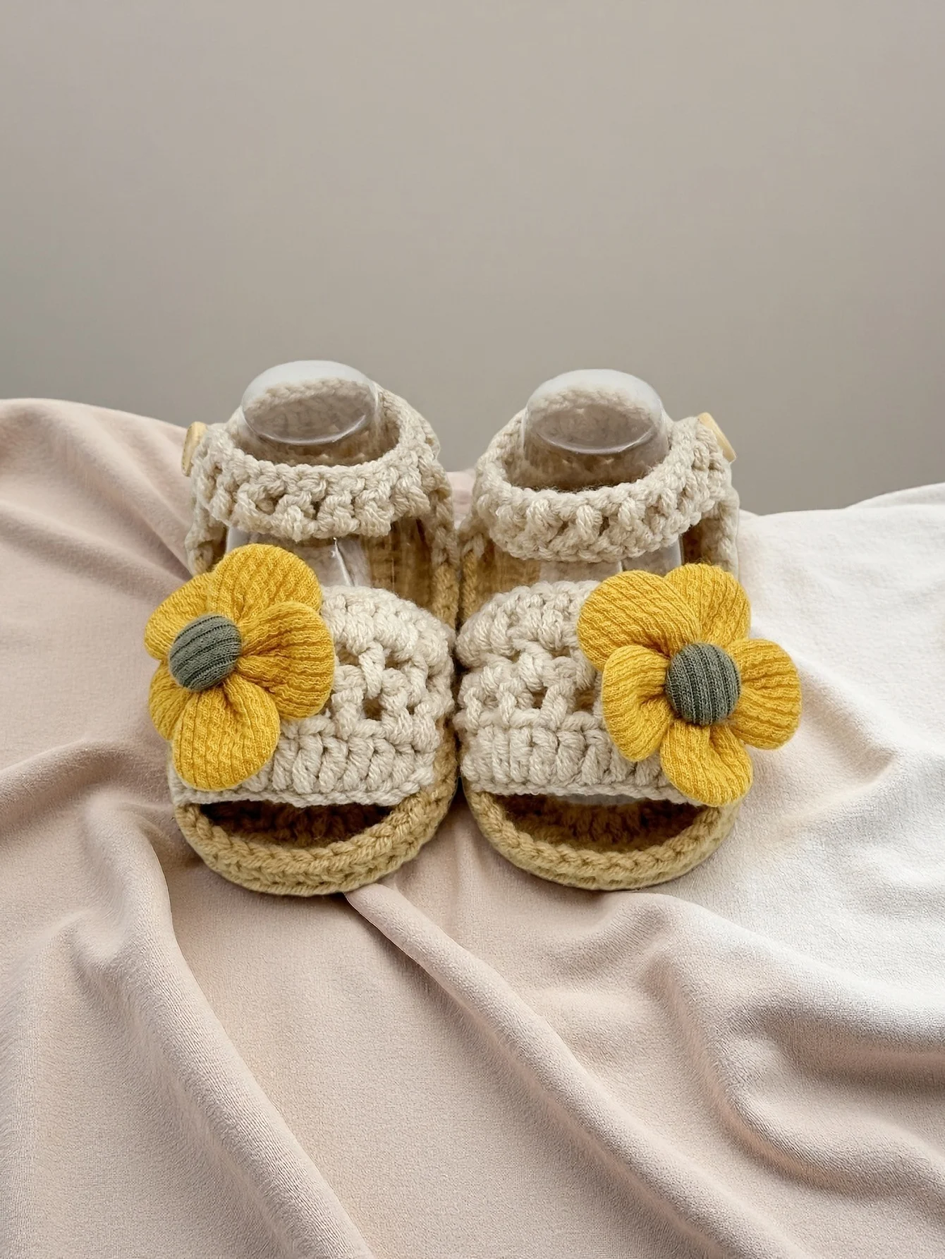 زوج واحد من صنادل الأطفال المصنوعة يدويًا من الكروشيه مع زهرة صفراء، أحذية بيج متماسكة مع زر إغلاق، أحذية ناعمة لحديثي الولادة #4