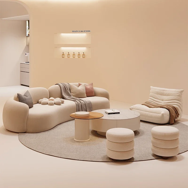 أريكة منحنية على طراز كريمي لغرفة المعيشة 2025 شقة صغيرة تصميم جديد لمتجر الزفاف وصالون التجميل منطقة الراحة منطقة الاستقبال