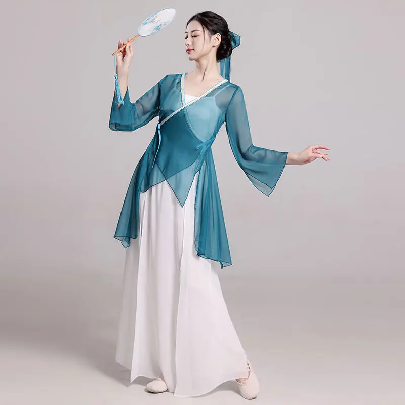 Classical dance attire, graceful and ethereal female body, immortal aura, gauze clothing, ancient style, Chinese dance performan