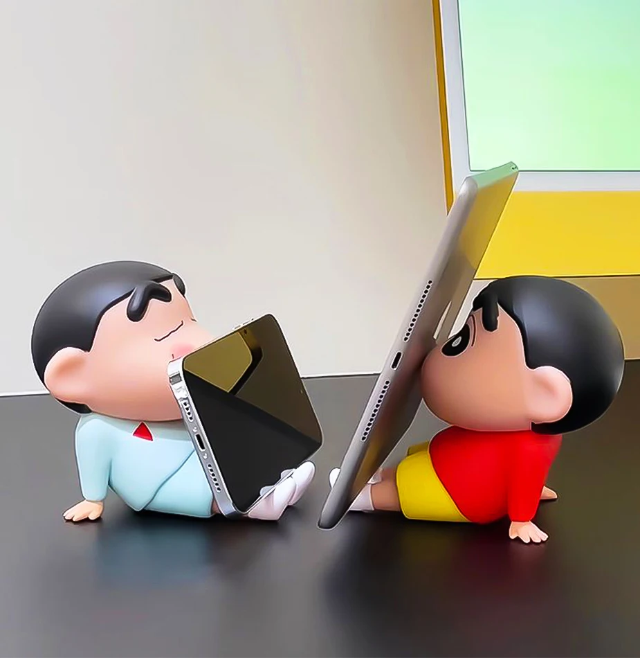 Crayon Shin-Chan Comodo supporto per telefono Kawaii Anime Ornamenti da tavolo Cartoon Watching TV Decorazione creativa Nuovo regalo di moda