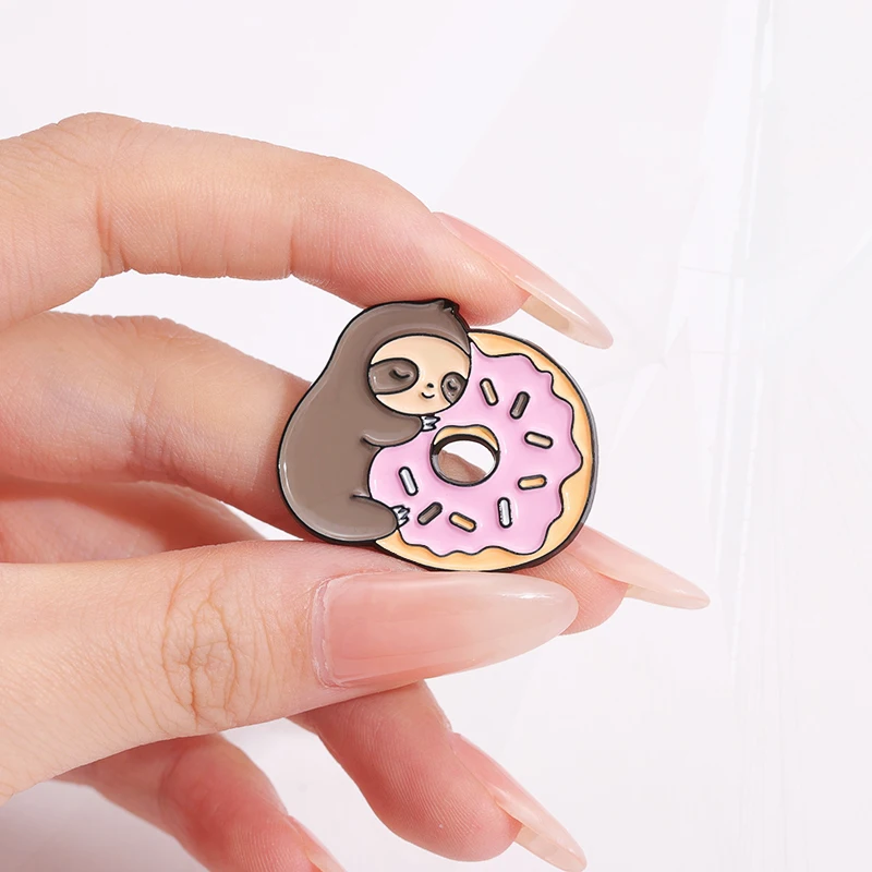 Donut Banana Esmalte Broche, Custom Lapel Badges, Pillow Pins, Cartoon Animal Jewelry, Presente para Amigos Crianças, Preguiça Preguiçosa, Café