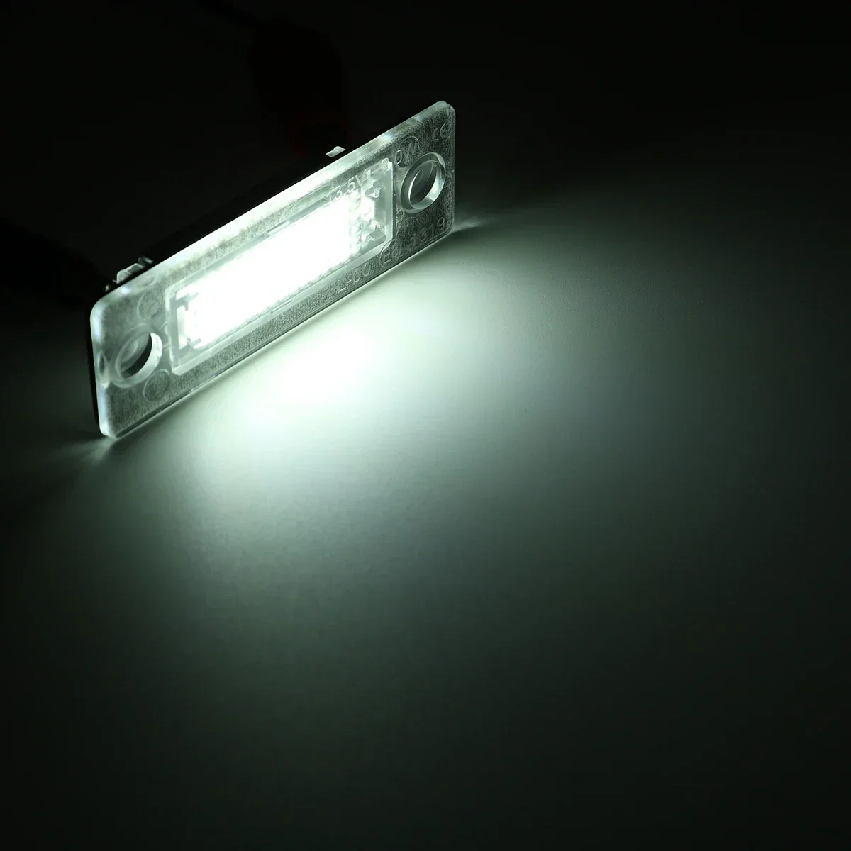 

Светодиодная лампа освещения номерного знака 2 шт. для VW Transporter T5 Multivan Caravelle Eurovan Passat Caddy Touran Golf Jetta Skoda