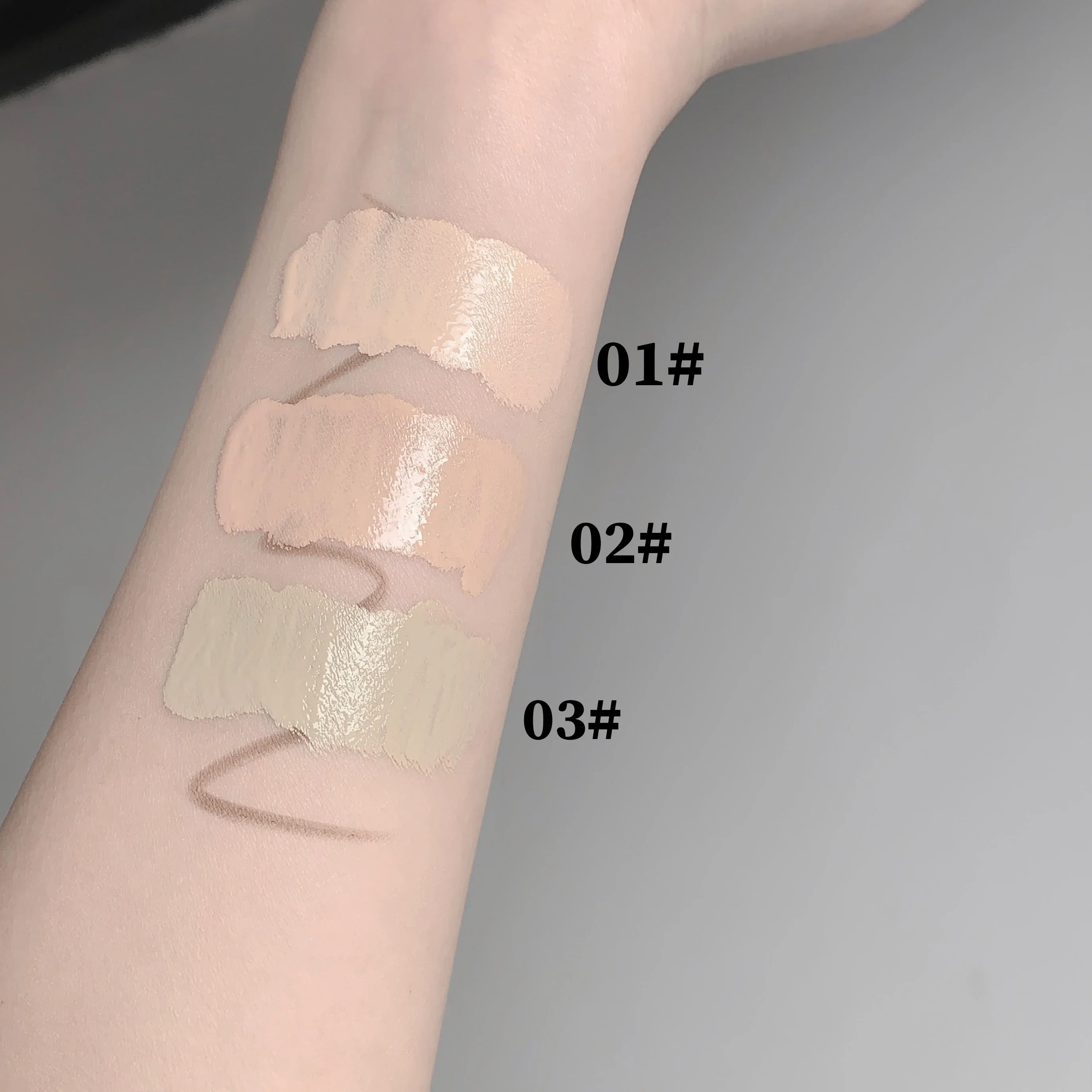 シームレスコンシーラー 保湿効果でクマや涙溝をシミなくカバーし、シワを残さない