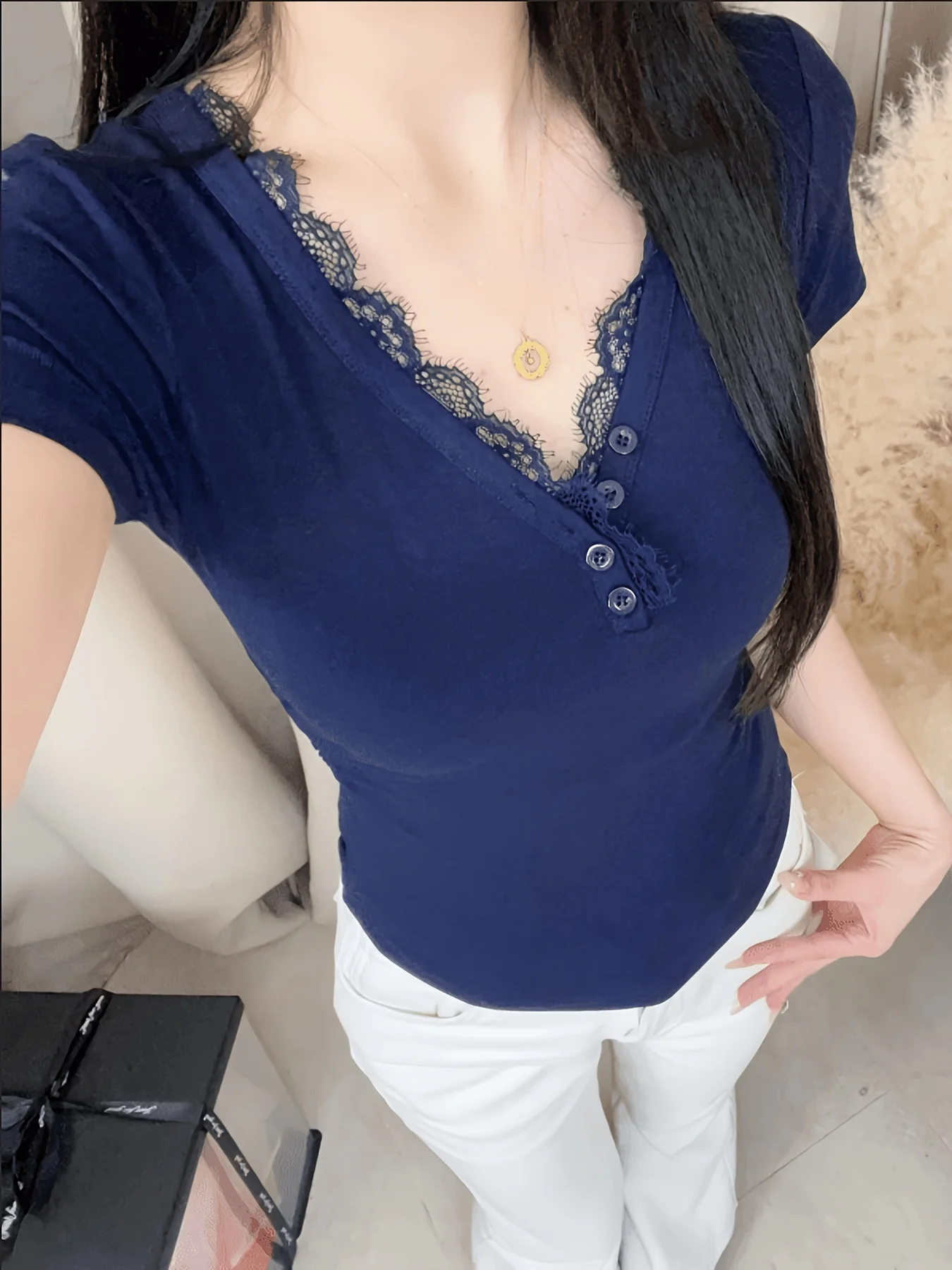 NUOMICI Elegant sexy and stylish lace-trimmed V-neck knit top - a fitted, short-sleeved summer shirt with elegant and delicate l