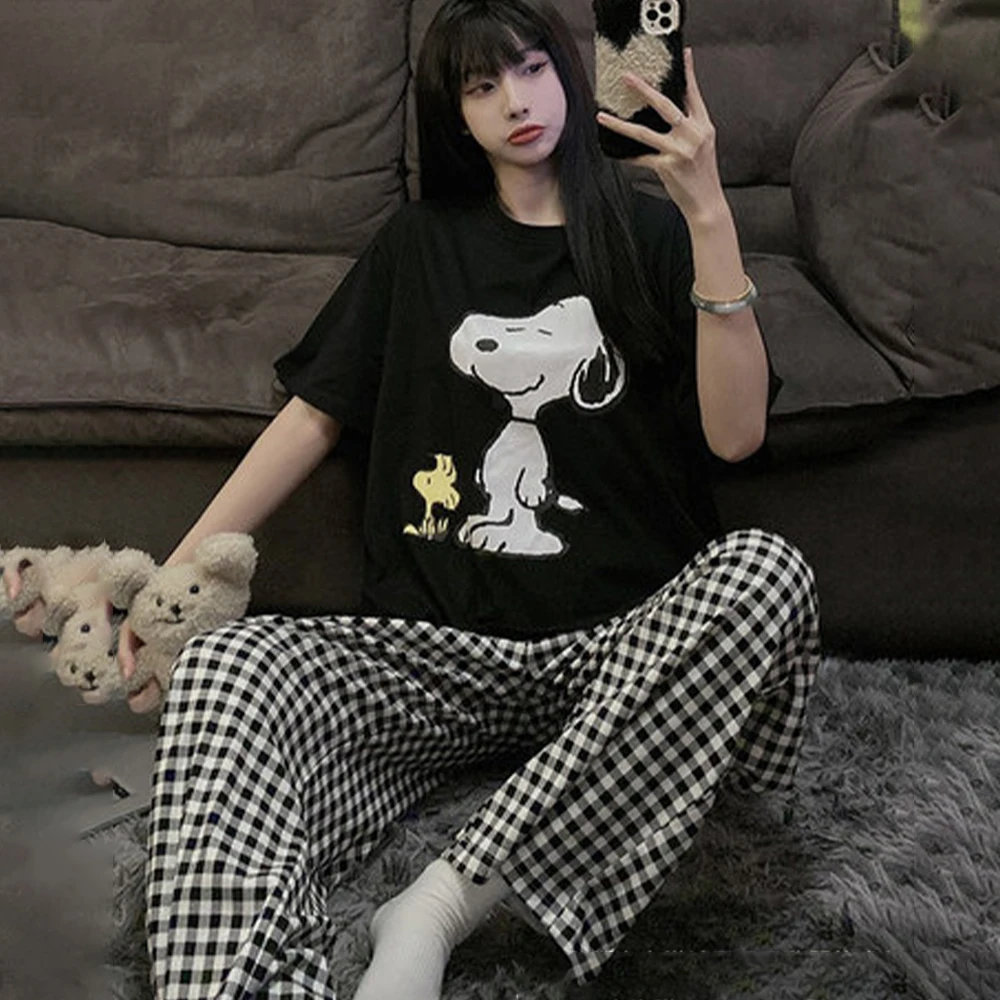 Conjunto de pijama de dibujos animados Peanuts Snoopy para mujer, camiseta negra de manga corta con estampado, pantalones a cuadros blancos y negros, ropa de dormir suave y holgada