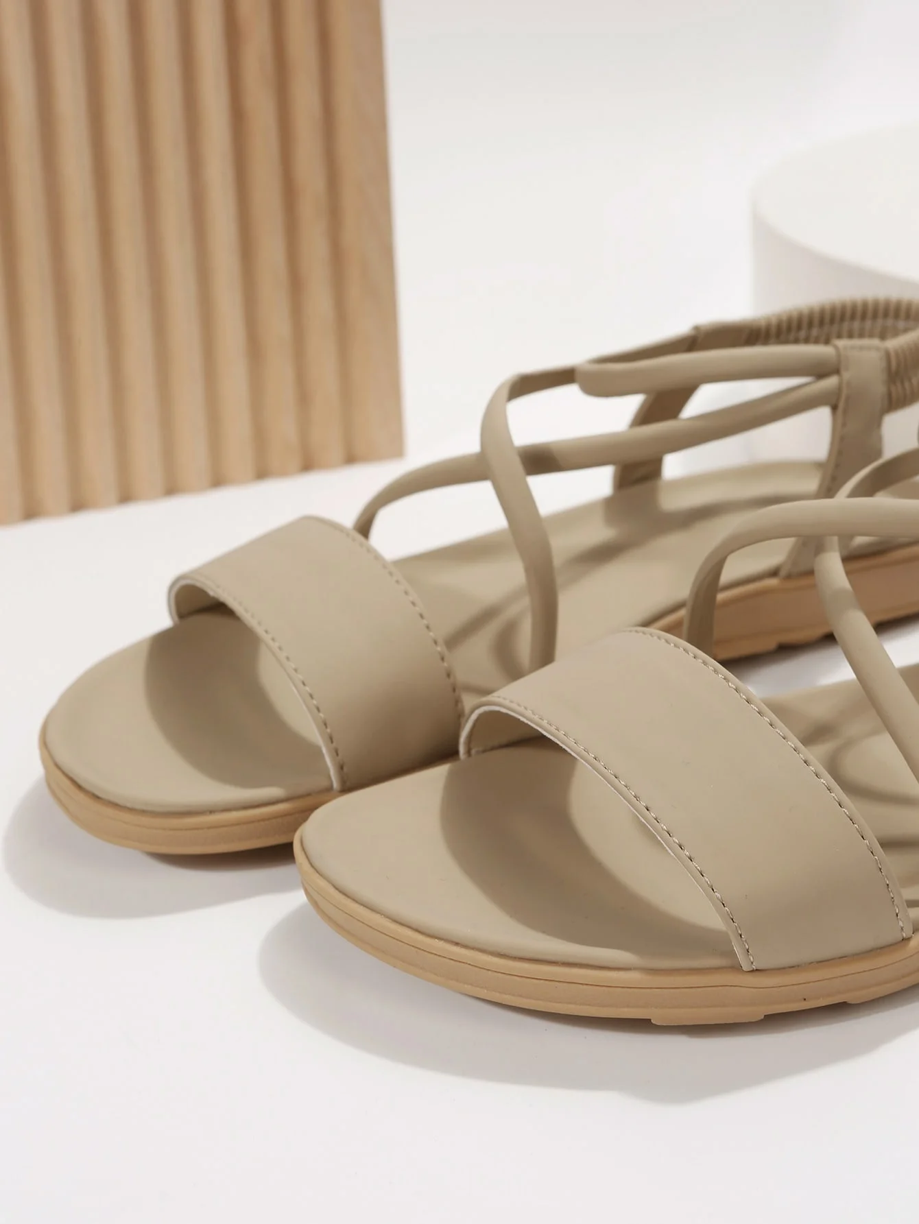 2026 Sommer Damen Flache Sandalen mit Kreuzriemen, offener Zehenpartie, lässige Strandschuhe, Übergrößen 36-45, leichte, bequeme Gehschuhe – Detail 17