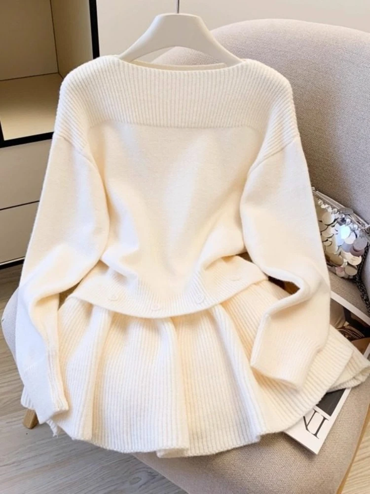 

Элегантный комплект из двух предметов: свободный свитер и съемная короткая юбка с дизайнерским акцентом на детали, подходящий для весны и осени.