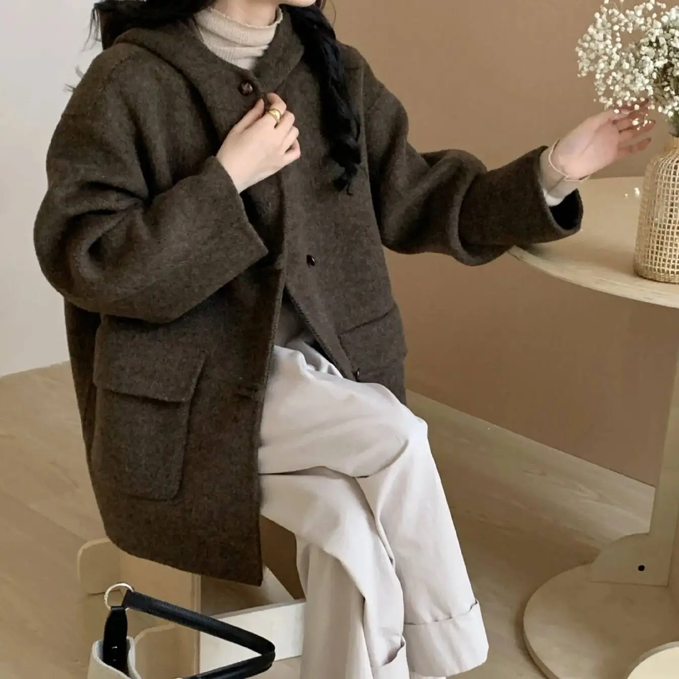 Nowa dwustronna kaszmirowa luźna damska bluza z kapturem zapinana na guziki, średniej długości, krótki płaszcz wełniany na jesień i zimę 2025.