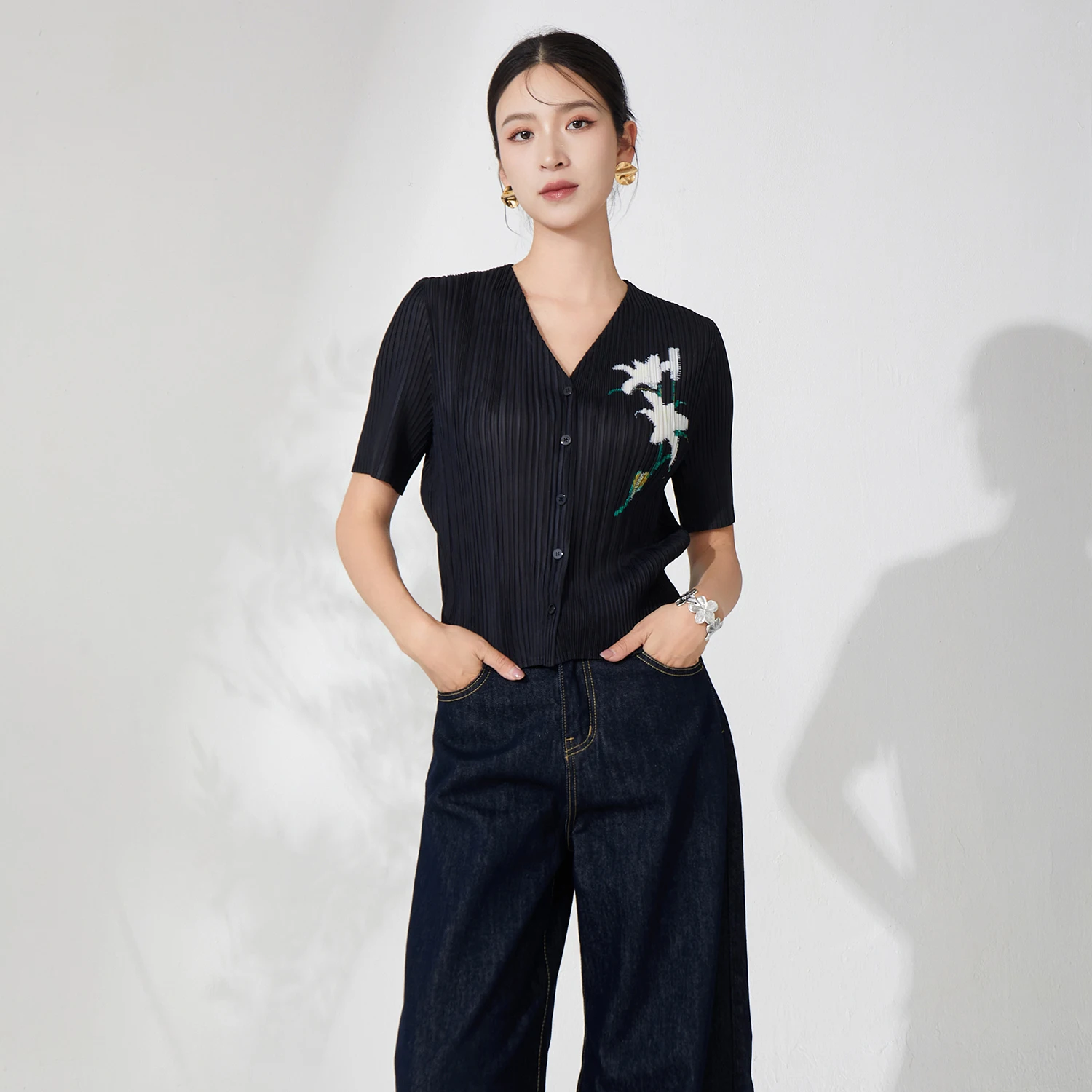 

Factory Wholesale Women's Short-sleeved T-shirt Black Printed Temperament Cardigan Tops Summer Fashion Miyake Pleated Top
