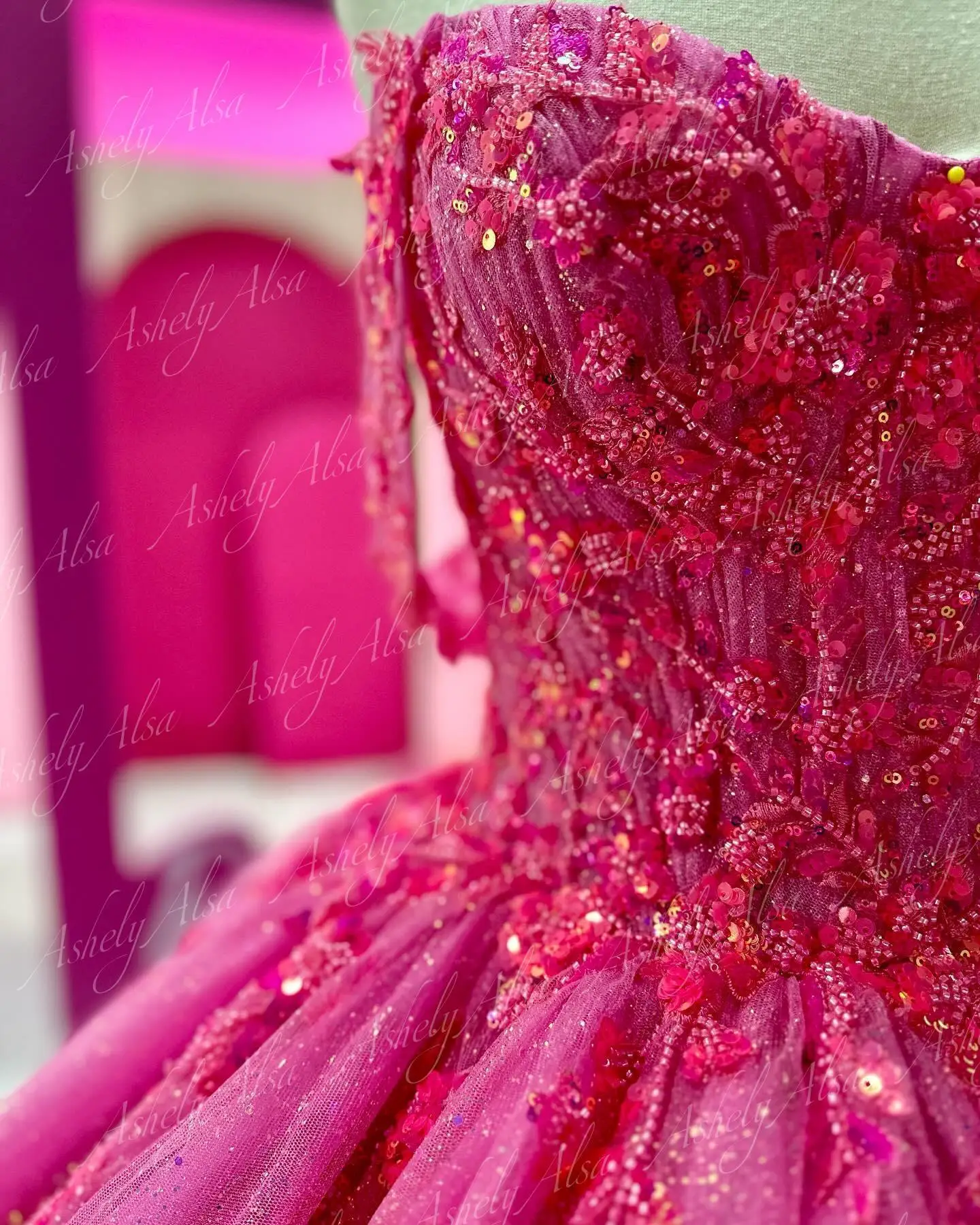 فساتين Quinceanera الفاخرة المخصصة باللون الفوشيا الحلو 15 مطرزة بالخرز فستان طويل للنساء لحفلات أعياد الميلاد والحفلات الراقصة والرقص