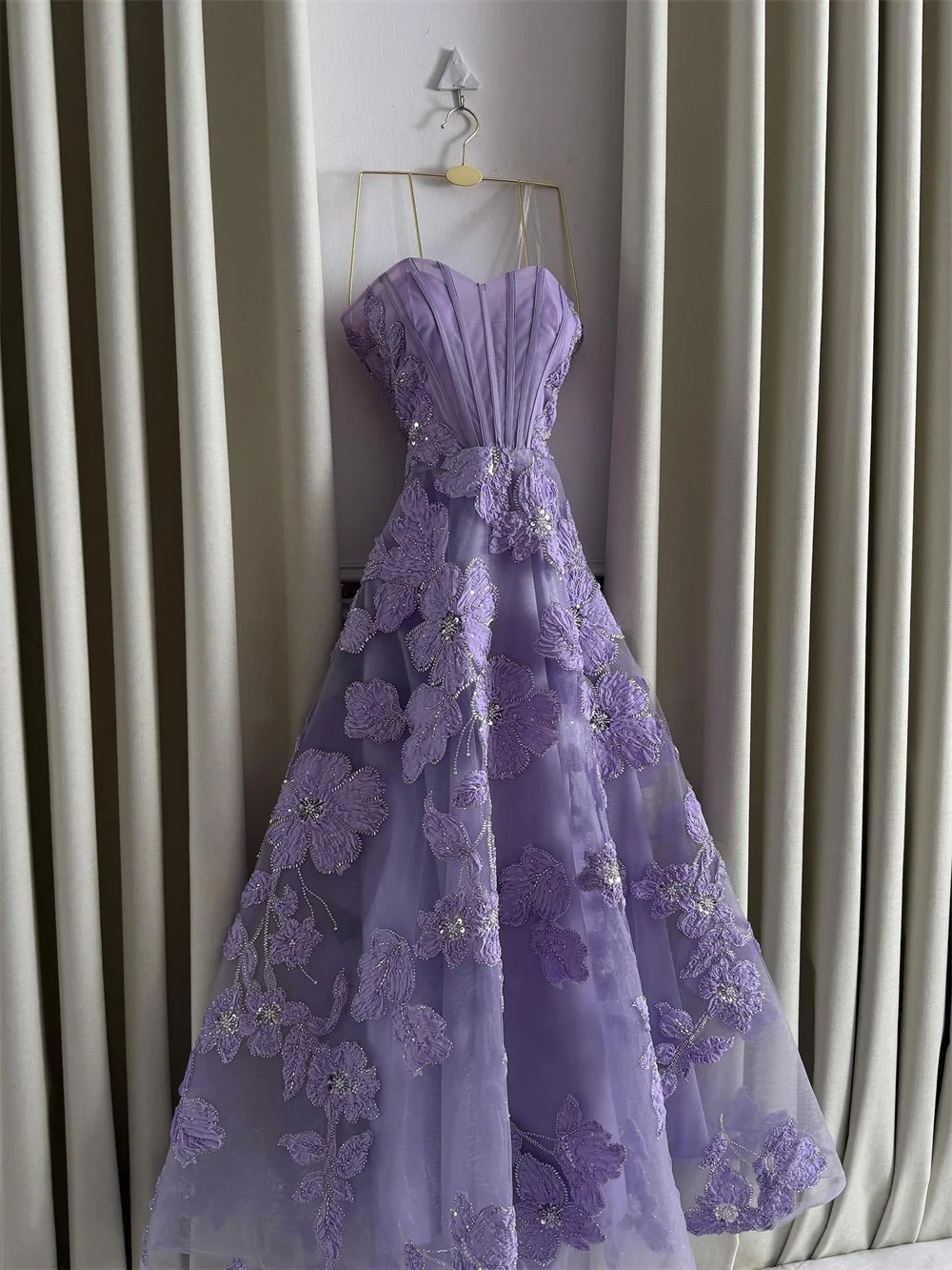 Contessa Aangepaste strapless lieverd A-lijn avondjurk lange tule jurk met 3D bloemenkant applicaties en kralen korset terug