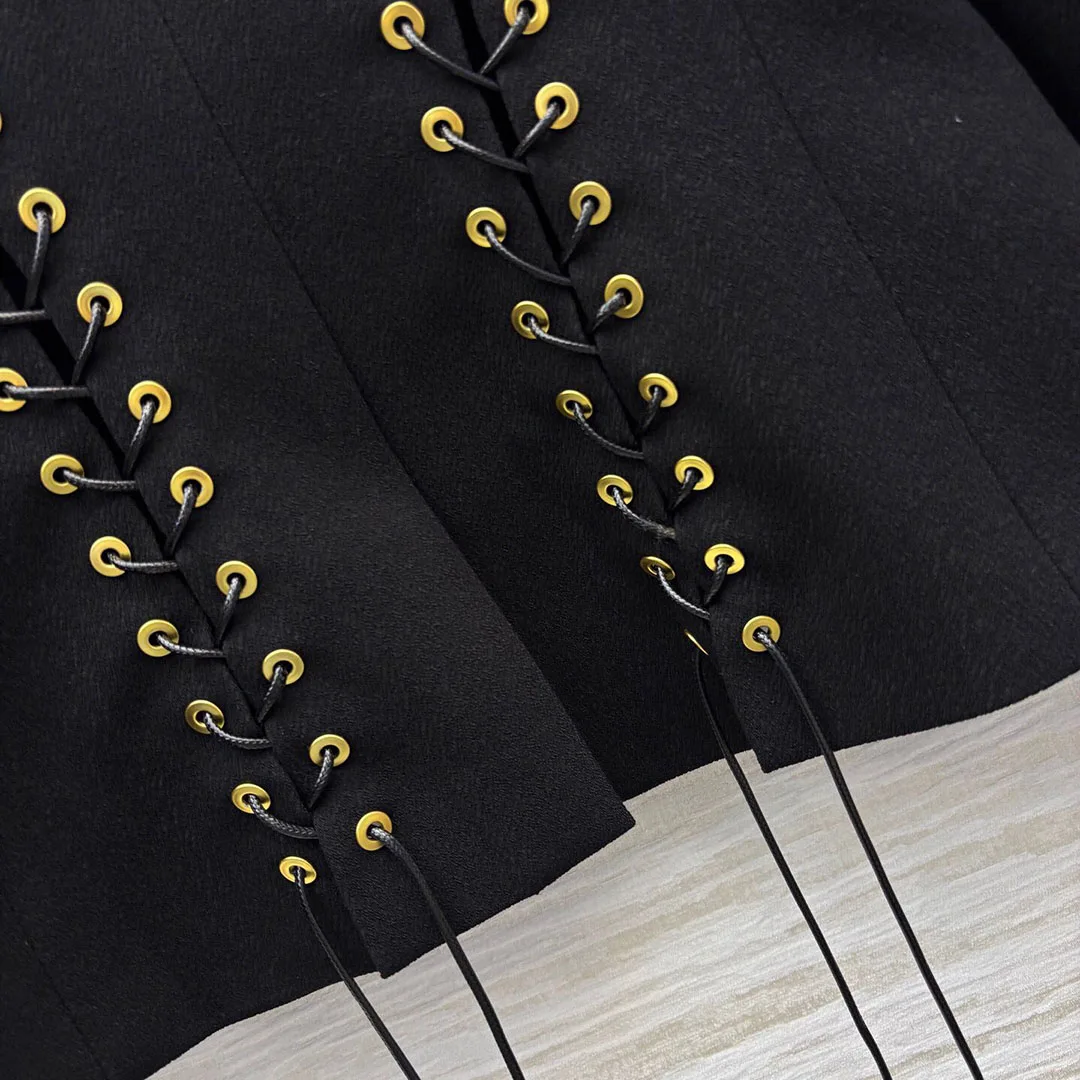 2025 New Fashion Bottoni dorati Giacca Blazer Nero con intaglio Manica lunga Indietro Croce Lace-up Slim Fit High Street Novità Cappotto da abito