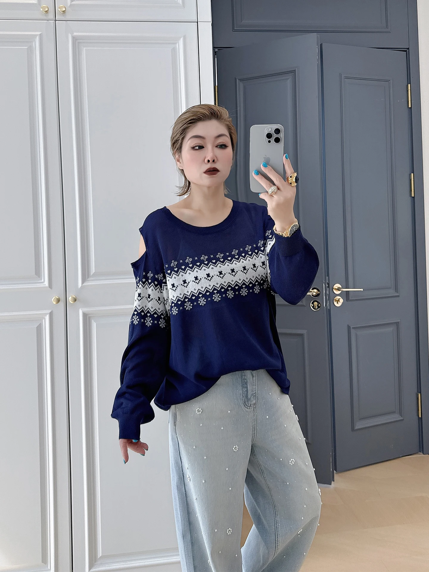 

Повседневный универсальный вязаный топ больших размеров с открытыми плечами, модный дизайн, свободный крой для женщин весом более 200 фунтов, омолаживающий эффект