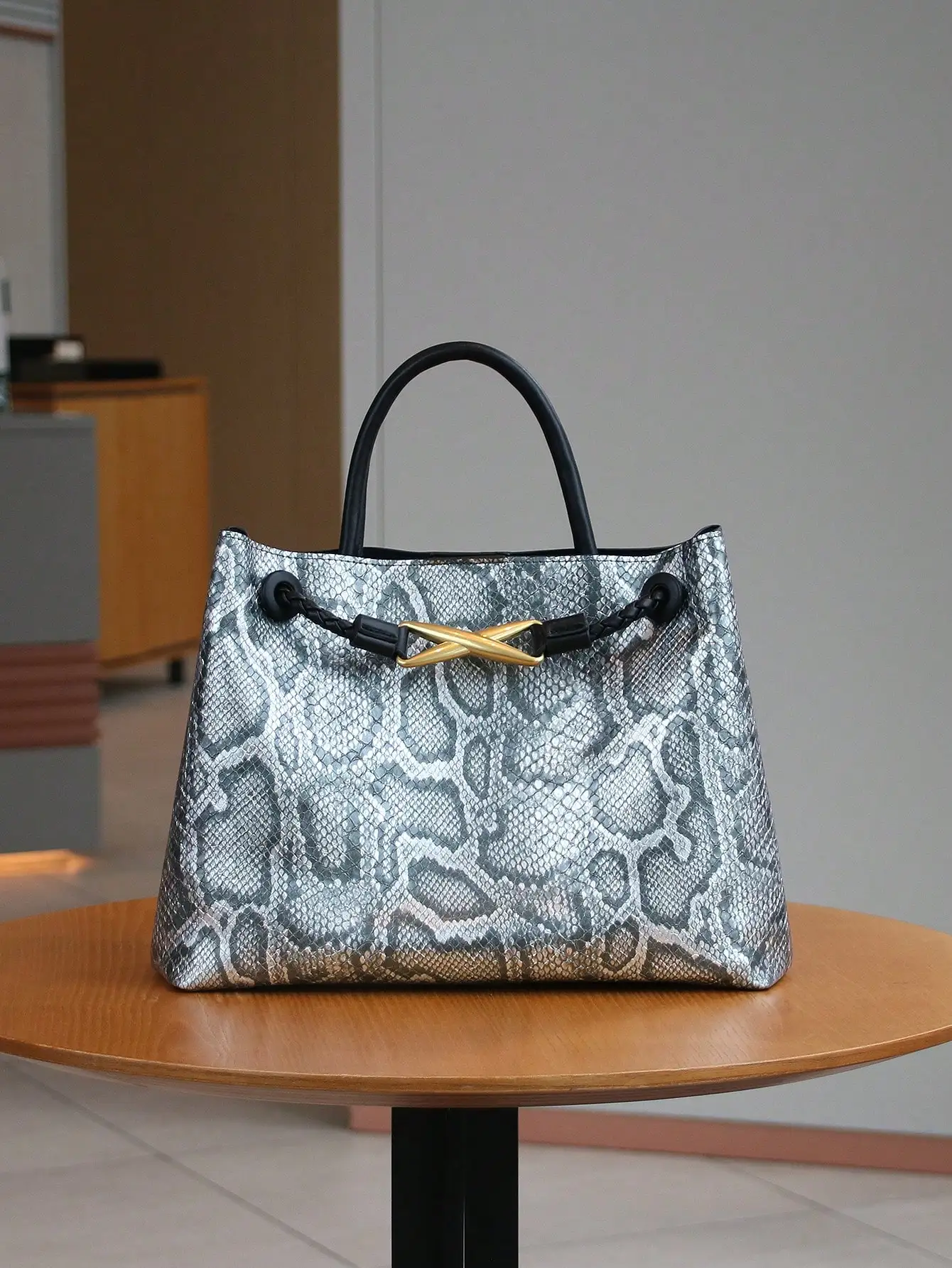 2026 Europäische und Amerikanische Mode Neue Retro-Handtasche Nischendesign Metallseilschnalle Große Kapazität Geflochtene Handtasche Freizeit-Schultertasche – Detail 11