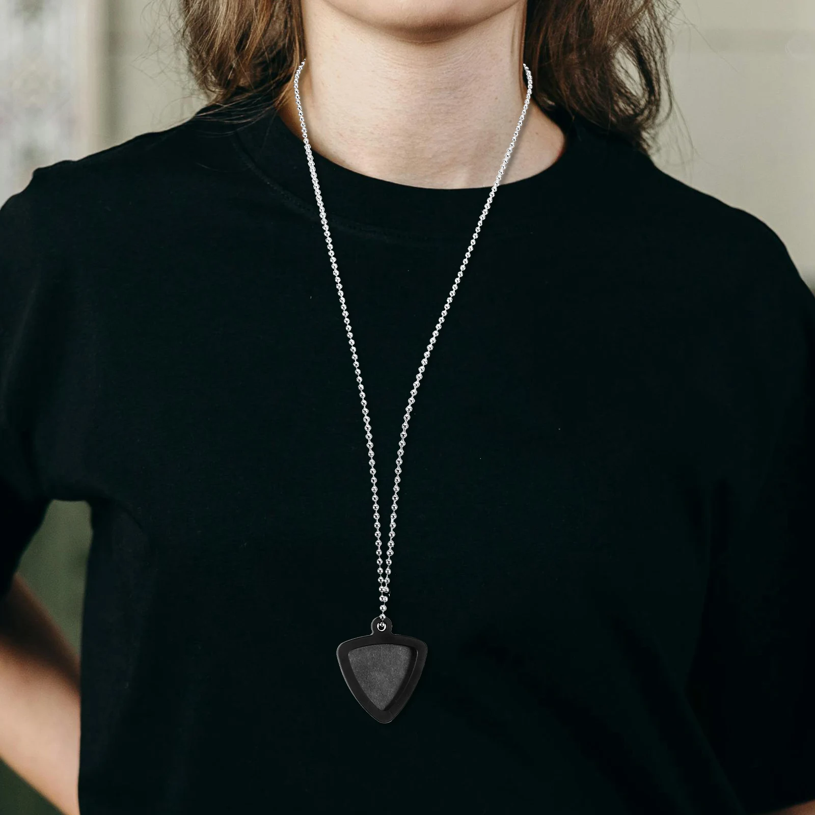 

1 set 2 Stainless Steel Picks Guitar Pendant Necklace Men Silicone Holder Heart Shaped Accessory Portable Guitar Parts Outdoor