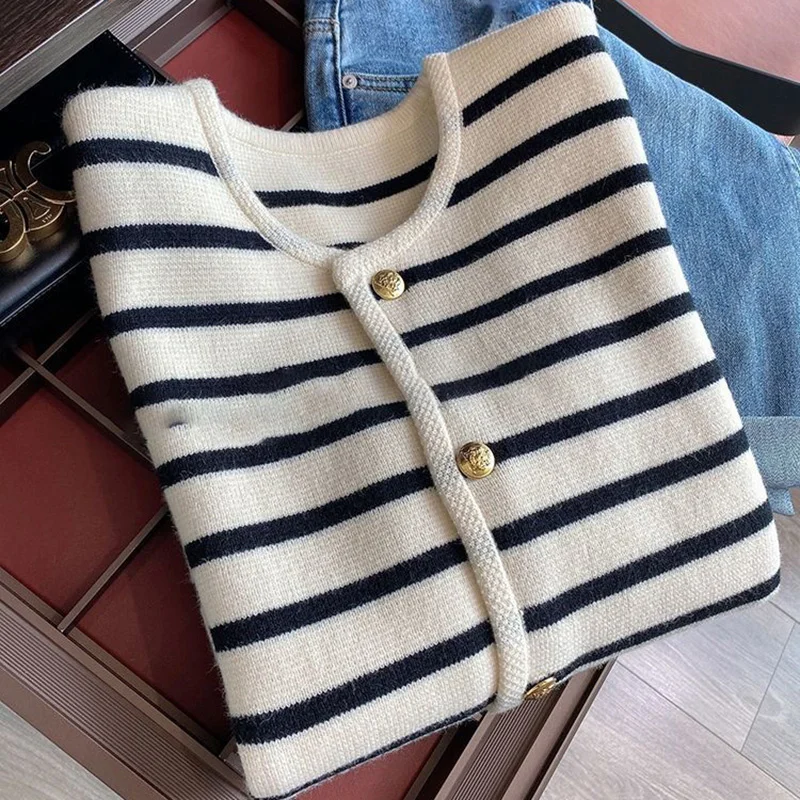 Korean Fashion Sweater Cardigan White Black Striped Knitted Sweater Women 2023 Winter Short Cardigan Long Sleeve Cardigan Female