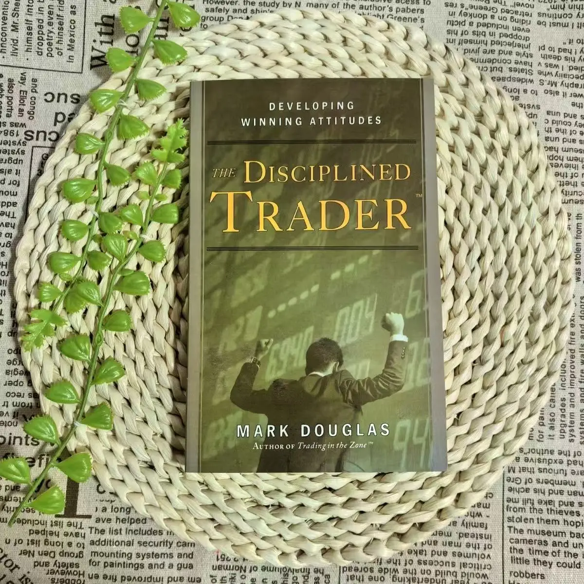 تجارة مارك دوغلاس في المنطقة وغلاف ورقي لكتب التاجر المنضبط باللغة الإنجليزية