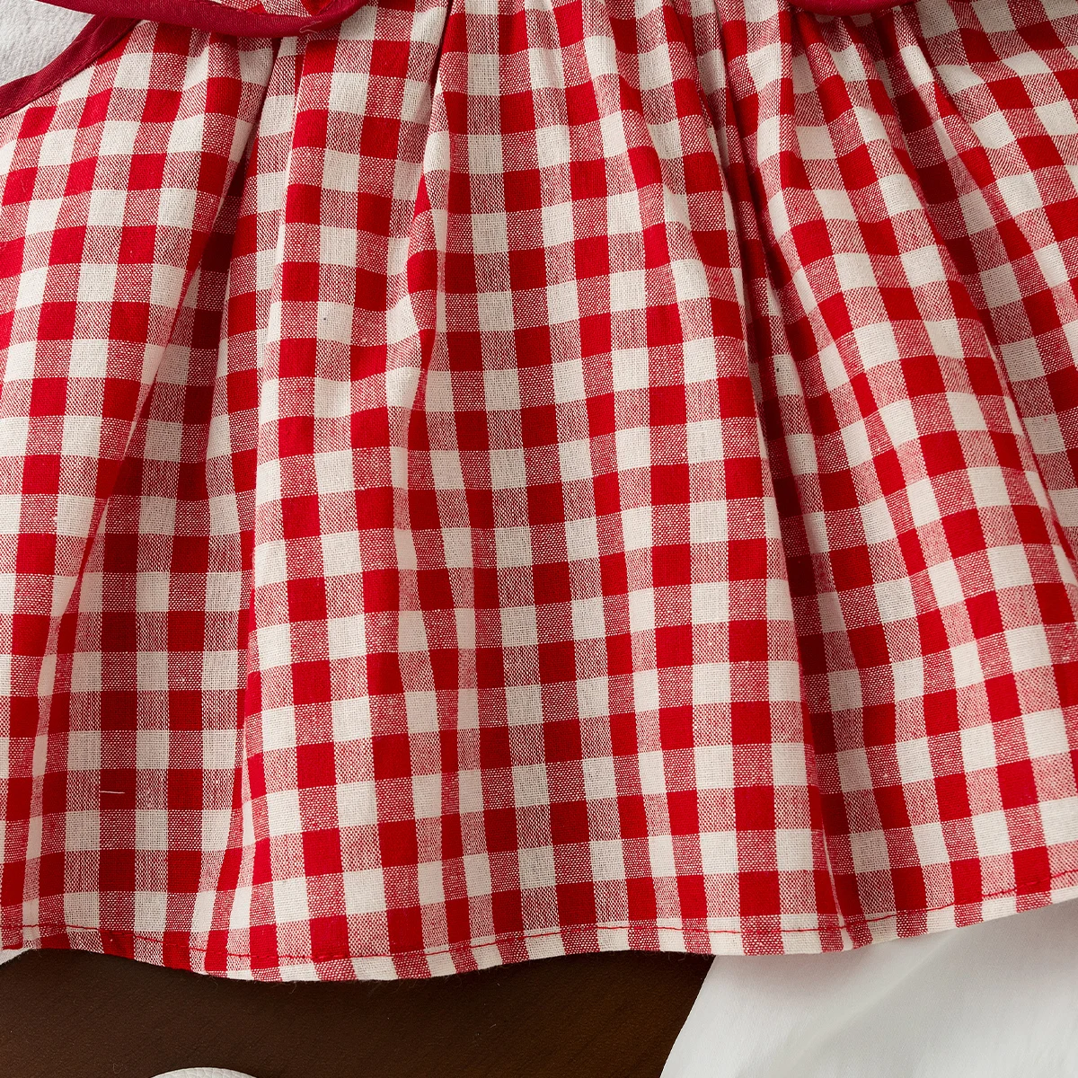 Sommerliches, hübsches Baby-Mädchen-Outfit-Set, bequemes, rot kariertes Oberteil mit Puppenkragen und Cartoon-Stickerei sowie einfarbige weiße Kleinkind-Shorts – Detail 10