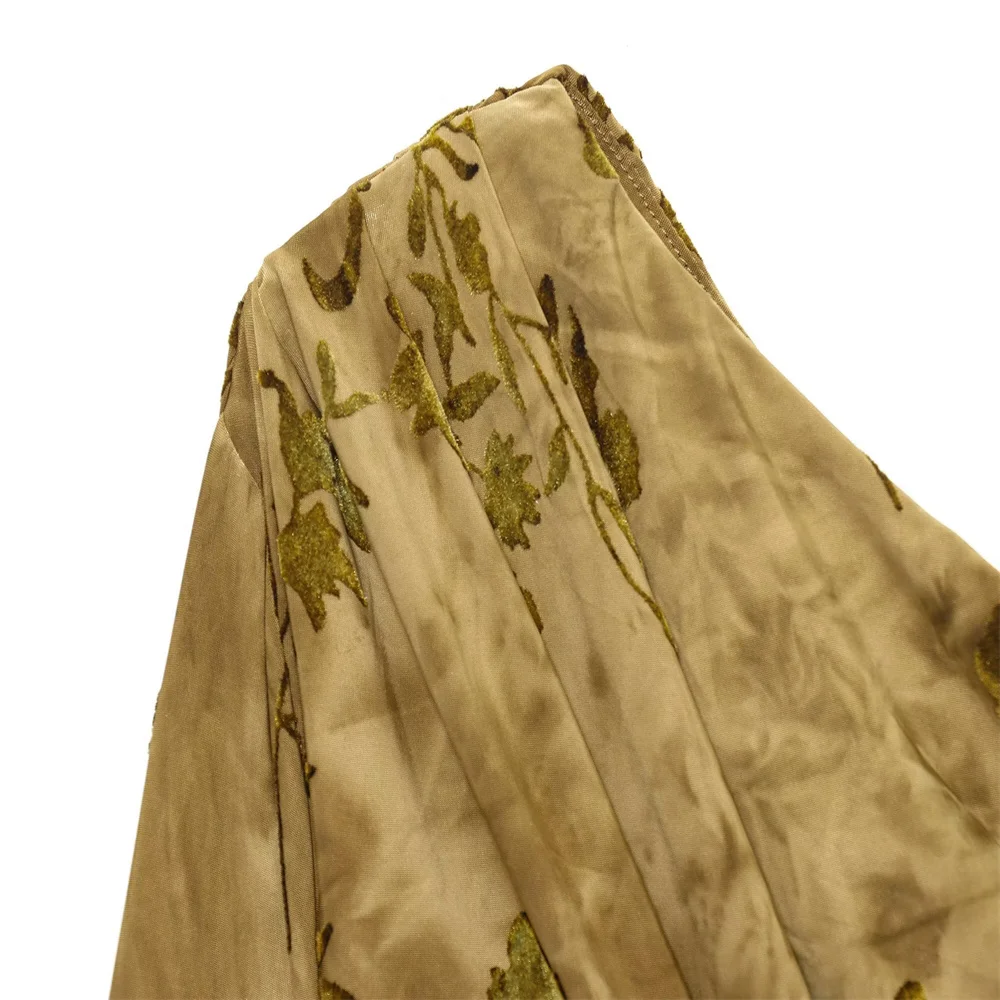 Nieuwe herfst- en wintercollectie voor dameskleding: afslankende geplooide jurk met schuine schouders in retrostijl