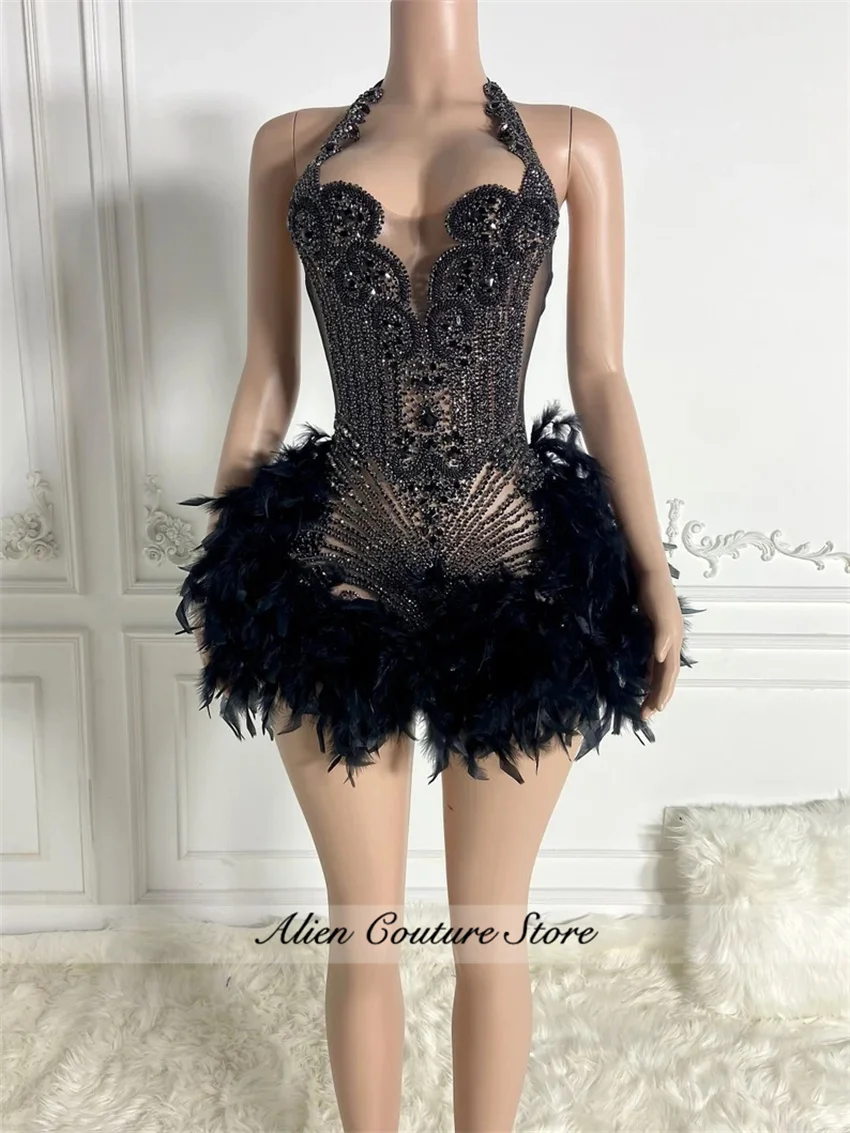 Abito corto da ballo corto in cristallo rosso brillante per ragazza nera Abito da cocktail per anziani Abito da festa di compleanno 2025 Piume Personalizzabili